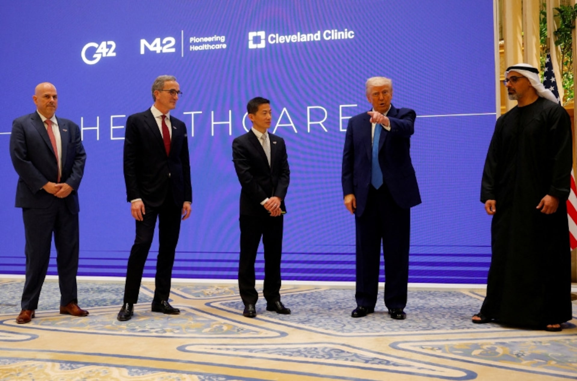 Представители G42 и ОАЭ на презентации технологического партнёрства в Абу-Даби